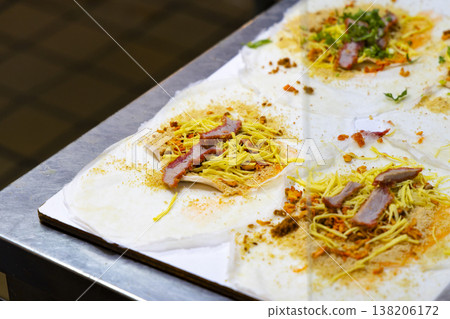 街頭美食:台灣傳統年糕的精彩瞬間 街頭美食:台灣傳統年糕的精彩瞬間 138206172