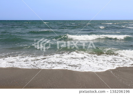 A spring scene of the Shonan coast, with calm waves and a blue sky. 138206196