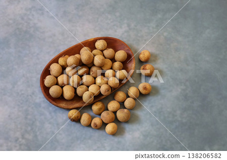 灰色背景的盤子裡盛著龍眼 灰色背景的盤子裡盛著龍眼 138206582