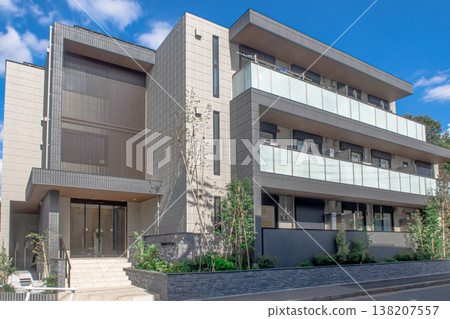 Low-rise apartment buildings and refreshing blue skies Low-rise apartment buildings and refreshing blue skies 138207557