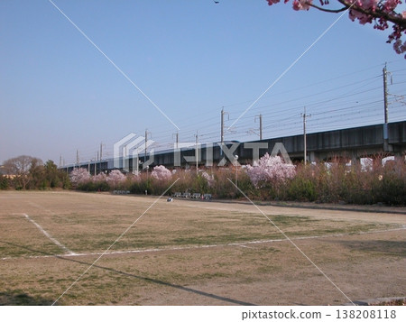 北陸新幹線「E7/W7系列」（2015年3月30日）在春季經過熊谷市體育公園，公園內有足球場GRD和櫻花。 138208118