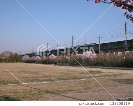 春日熊谷市體育公園(2015 年 3 月 30 日):北陸新幹線「E7 系列/W7 系列」列車駛過,櫻花樹和足球場。 春日熊谷市體育公園(2015 年 3 月 30 日):北陸新幹線「E7 系列/W7 系列」列車駛過,櫻花樹和足球場。 138208119