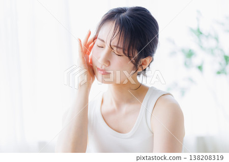 女性醒來後感覺不適:頭痛、全身疲倦 女性醒來後感覺不適:頭痛、全身疲倦 138208319