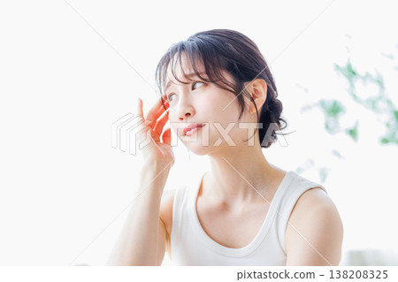 女性醒來後感覺不適:頭痛、全身疲倦 女性醒來後感覺不適:頭痛、全身疲倦 138208325