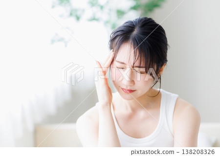 女性醒來後感覺不適:頭痛、全身疲倦 女性醒來後感覺不適:頭痛、全身疲倦 138208326