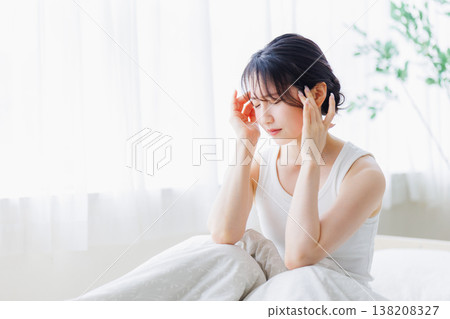 女性醒來後感覺不適:頭痛、全身疲倦 女性醒來後感覺不適:頭痛、全身疲倦 138208327