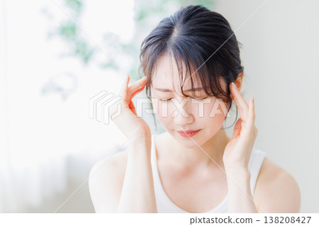 Women who feel unwell upon waking up: headache, general malaise Women who feel unwell upon waking up: headache, general malaise 138208427