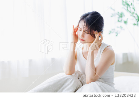 女性醒來後感覺不適:頭痛、全身疲倦 女性醒來後感覺不適:頭痛、全身疲倦 138208428