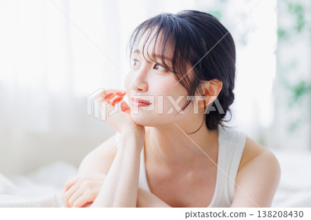 放鬆在床上的一個少婦 138208430