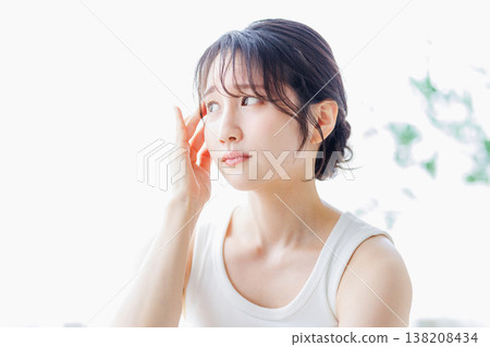 女性醒來後感覺不適:頭痛、全身疲倦 女性醒來後感覺不適:頭痛、全身疲倦 138208434