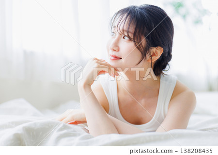 放鬆在床上的一個少婦 138208435