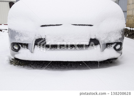 Fall asleep wet snow car. Snowfall of wet snow. Snow lying on the car Fall asleep wet snow car. Snowfall of wet snow. Snow lying on the car 138208628