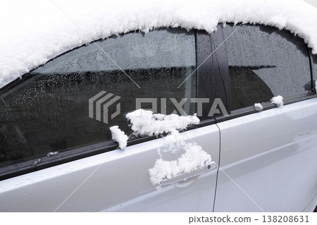Fall asleep wet snow car. Snowfall of wet snow. Snow lying on the car Fall asleep wet snow car. Snowfall of wet snow. Snow lying on the car 138208631