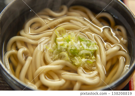 美味的烏龍麵，上面撒了蔥花。 138208819