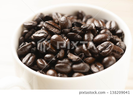 Coffee beans, roasted coffee cup 138209041