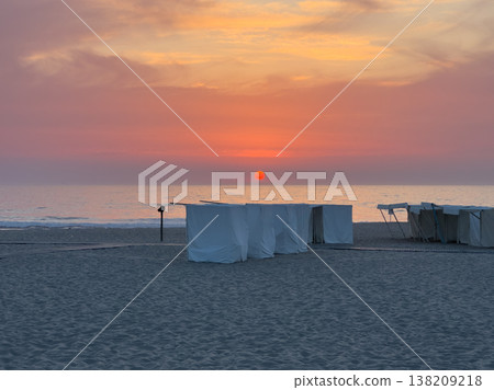Vibrant sunset over a serene Esmoriz beach in Portugal Vibrant sunset over a serene Esmoriz beach in Portugal 138209218