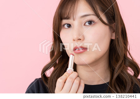 口紅的年輕女子 138210441