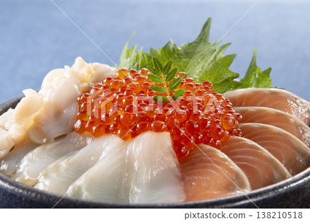 一份奢華的海鮮蓋飯,配有鮭魚籽和刺身。 一份奢華的海鮮蓋飯,配有鮭魚籽和刺身。 138210518