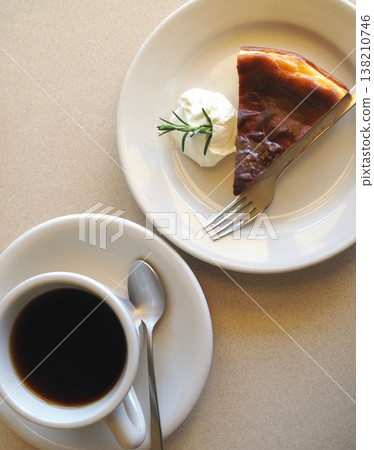 芝士蛋糕和咖啡 138210746