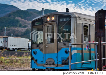 一列當地火車停靠在卡米納達站。 一列當地火車停靠在卡米納達站。 138211141