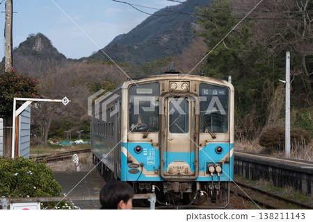 一列當地火車停靠在卡米納達站。 一列當地火車停靠在卡米納達站。 138211143