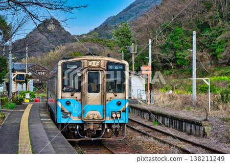 一列當地火車停靠在卡米納達站。 138211249