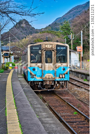 一列當地火車停靠在卡米納達站。 一列當地火車停靠在卡米納達站。 138211251