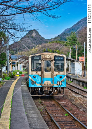 A local train stopped at Kaminada Station. 138211253