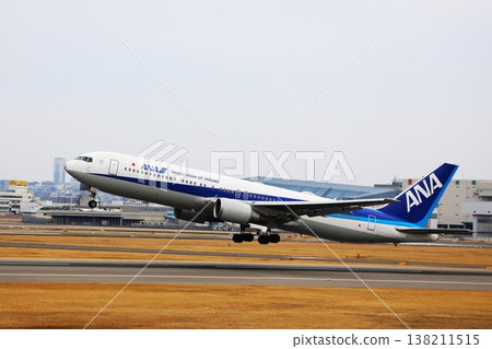 全日空航空公司(ANA)的一架飛機從大阪伊丹機場的跑道起飛。 全日空航空公司(ANA)的一架飛機從大阪伊丹機場的跑道起飛。 138211515