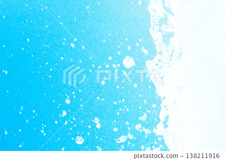 噴泉水滴特寫，與淺藍色紙張合成 138211916