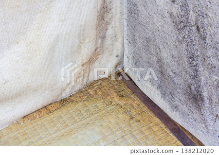 Wallpaper with black mold due to humidity and rotten/deteriorated tatami mats in a Japanese-style room (housing problems/deterioration) Wallpaper with black mold due to humidity and rotten/deteriorated tatami mats in a Japanese-style room (housing problems/deterioration) 138212020