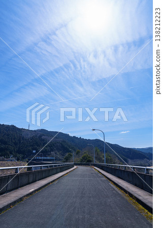 A lenticular cloud appeared above the Nunome Dam embankment. A lenticular cloud appeared above the Nunome Dam embankment. 138212223