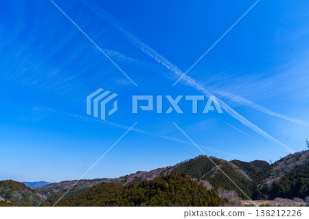 在布諾姆水壩東北方的天空中出現了凝結尾跡①。 在布諾姆水壩東北方的天空中出現了凝結尾跡①。 138212226
