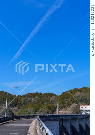 努諾姆大壩堤岸上方出現了一道飛機尾跡。 努諾姆大壩堤岸上方出現了一道飛機尾跡。 138212228