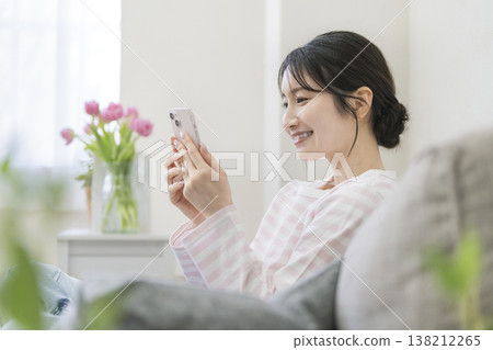 操作智能手機的一個少婦 操作智能手機的一個少婦 138212265