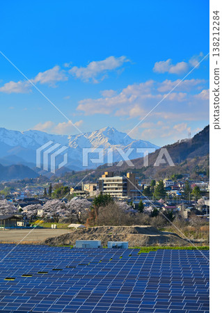 谷川岳,櫻花盛開,太陽能板,從月夜野大橋眺望。 谷川岳,櫻花盛開,太陽能板,從月夜野大橋眺望。 138212284
