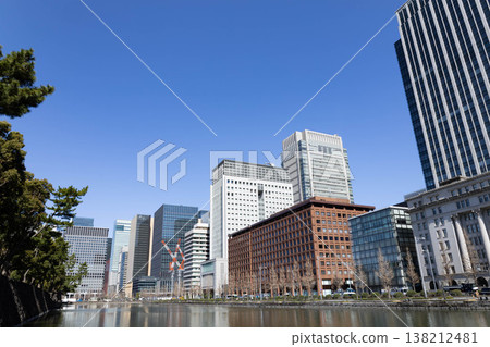 首都東京的摩天大樓在藍天的襯托下格外醒目。 首都東京的摩天大樓在藍天的襯托下格外醒目。 138212481