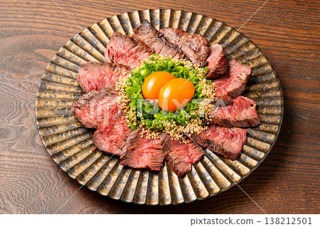 牛裙肉韃靼:一道香氣撲鼻的炙烤肉菜。 牛裙肉韃靼:一道香氣撲鼻的炙烤肉菜。 138212501