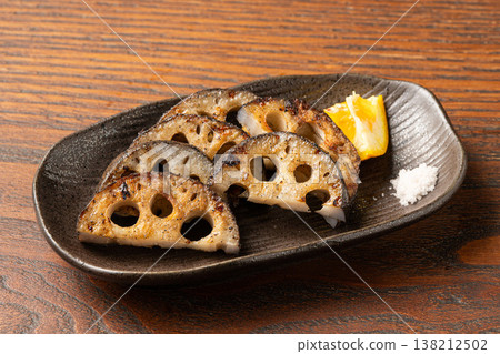 Grilled lotus root over charcoal: A grilled vegetable dish with a crisp texture. Grilled lotus root over charcoal: A grilled vegetable dish with a crisp texture. 138212502
