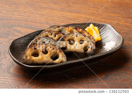 Grilled lotus root over charcoal: A grilled vegetable dish with a crisp texture. Grilled lotus root over charcoal: A grilled vegetable dish with a crisp texture. 138212503