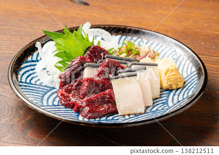 鯨魚刺身：一種稀有的傳統日本海鮮料理。 138212511