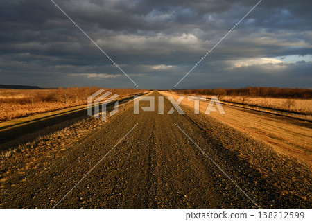釧路濕地穿越公路沐浴在夕陽之中 138212599