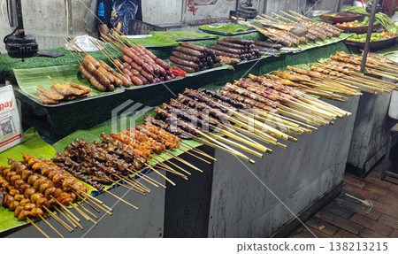 寮國瑯勃拉邦的夜市,販售新鮮出爐的烘焙食品。 寮國瑯勃拉邦的夜市,販售新鮮出爐的烘焙食品。 138213215