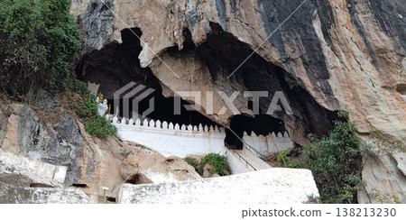 帕烏洞，位於懸崖峭壁上的石灰岩洞穴 [寮國瑯勃拉邦] 138213230