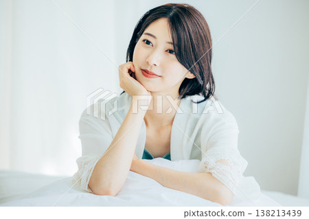 放鬆在臥室的婦女 138213439