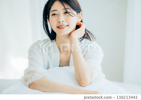 放鬆在臥室的婦女 138213442