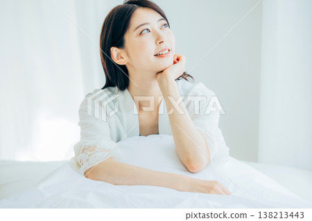 放鬆在臥室的婦女 138213443