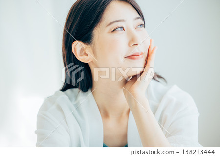 護膚圖像的年輕女子 138213444