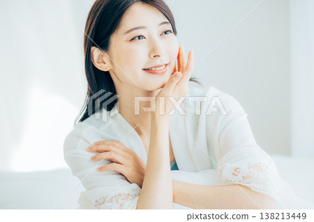 護膚圖像的年輕女子 138213449