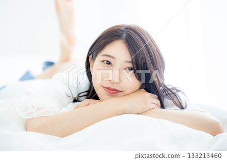 躺在床上的女人 138213460